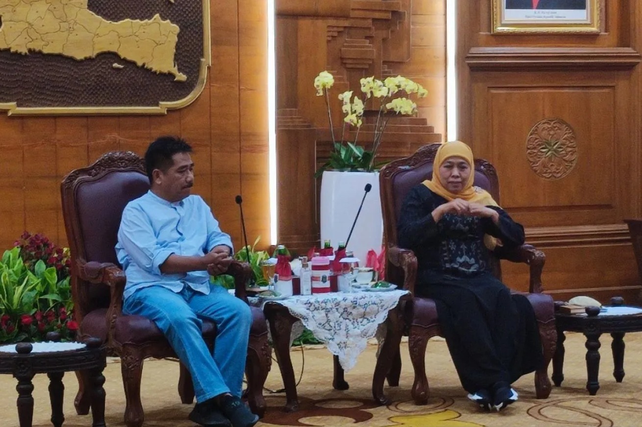 Ketua I ISKI, Suko Widodo saat bertemu dan berbincang dengan Gubernur Jatim Khofifah Indar Parawansa di Gedung Negara Grahadi Surabaya pada Rabu (26/10/2022) malam. (ANTARA/Willy Irawan) 