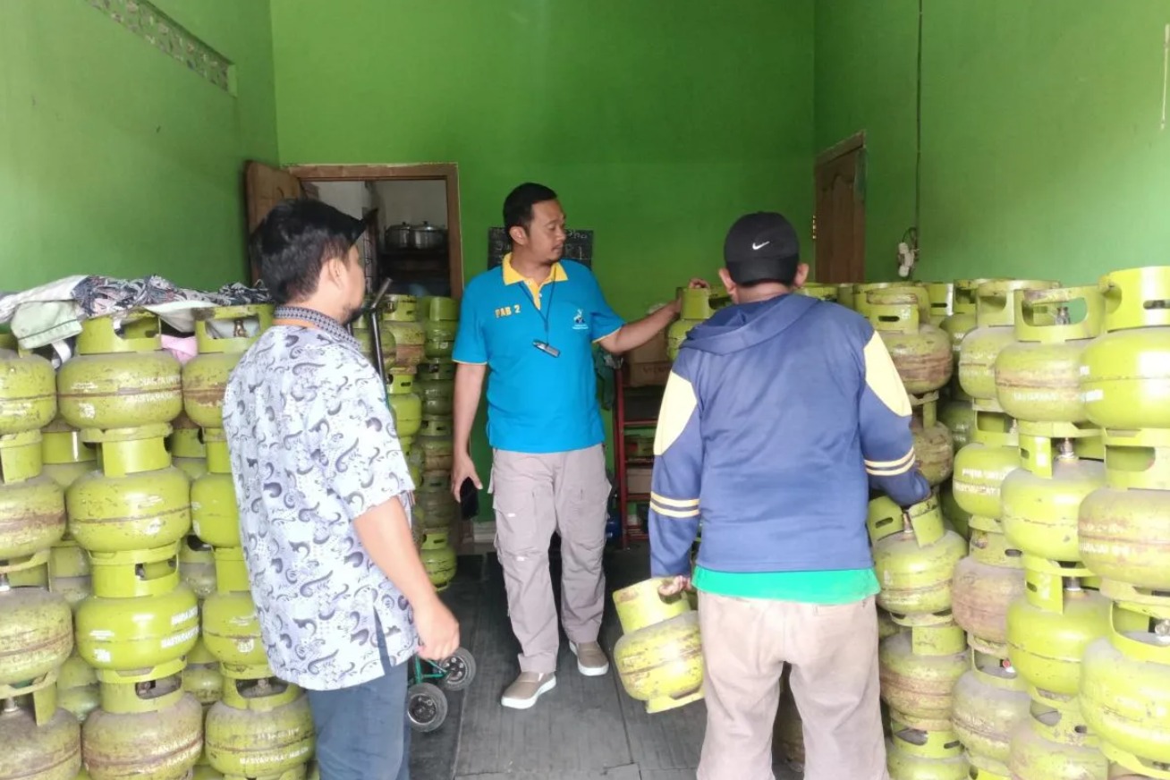 Petugas Dinas Perdagangan, Koperasi, dan Usaha Mikro (Disperdagkop-UM) Kabupaten Madiun melakukan pengecekan stok di pangkalan elpiji di wilayah Kabupaten Madiun, Jawa Timur. (ANTARA/HO-Diskominfo Kab Madiun)