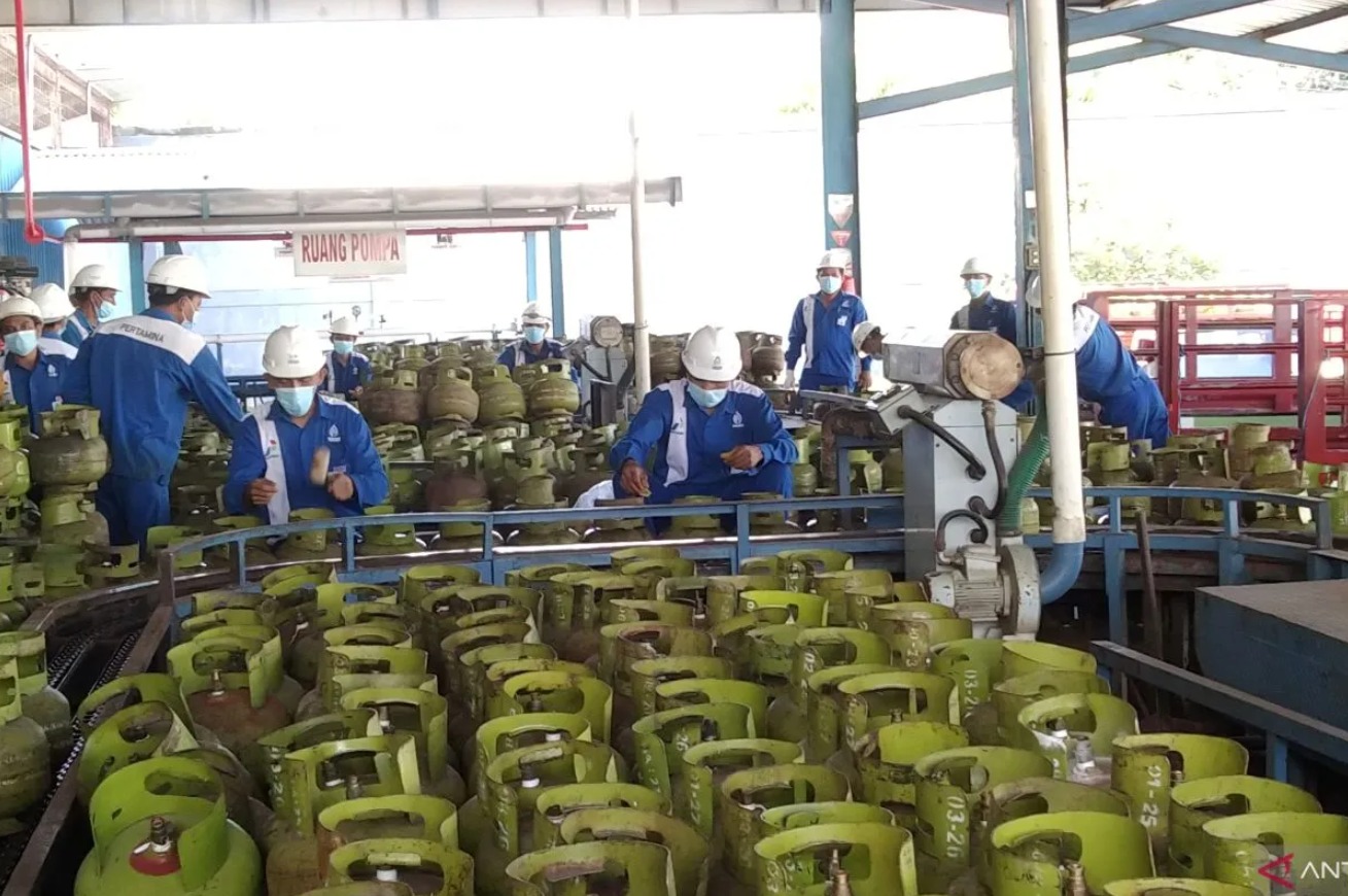 Petugas di Stasiun Pengisian Bulk Elpiji (SPBE) melakukan pengisian ulang gas tabung LPG 3 kg. (ANTARA/Dewa Ketut Sudiarta Wiguna)