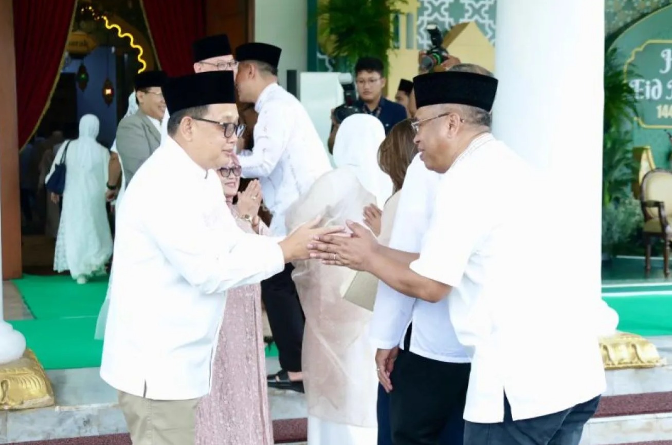 Pj Gubernur Jatim, Adhy Karyono (kiri) menyambut dan menyapa para tamu saat gelar open house Idulfitri di Gedung Negara Grahadi Surabaya pada Rabu (10/4/2024). (ANTARA/HO-Biro Adpim Jatim)
