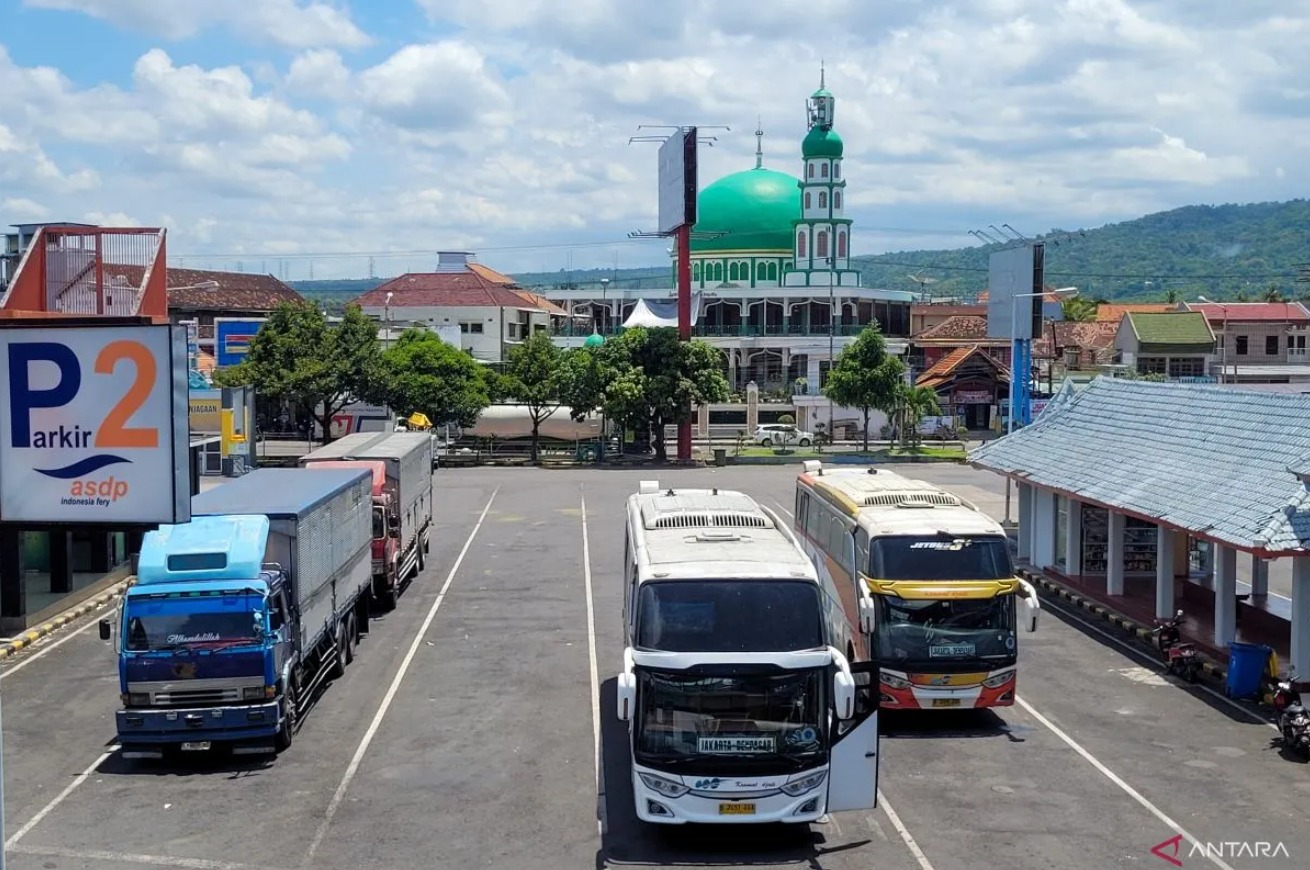 Parkiran di Pelabuhan Ketapang, Banyuwangi, Jawa Timur. (ANTARA/Novi Husdinariyanto) 