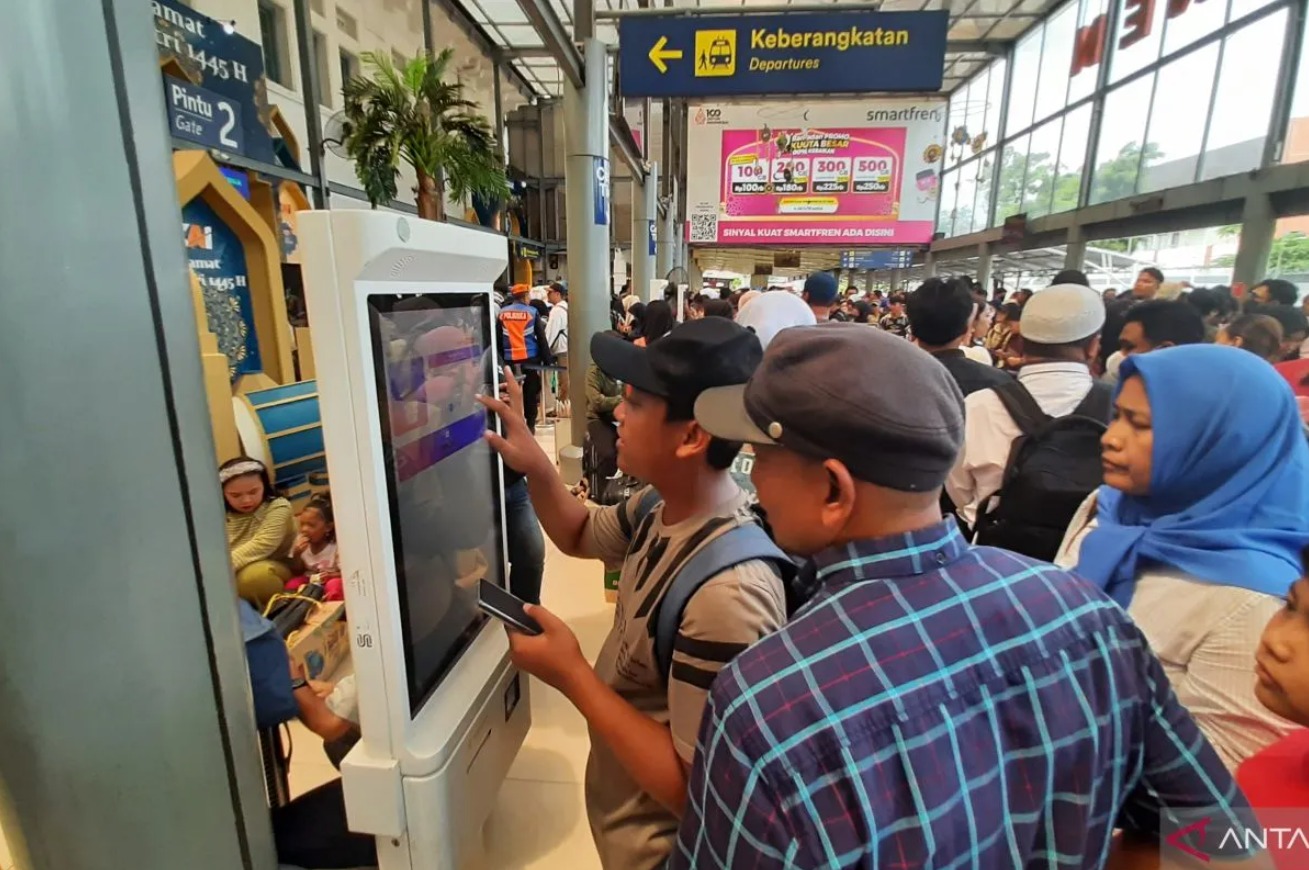 Calon penumpang kereta api (KA) jarak jauh mencetak tiket keberangkatan di Stasiun Pasar Senen, Jakarta Pusat pada Senin (15/4/2024). (ANTARA/Lia Wanadriani Santosa)
