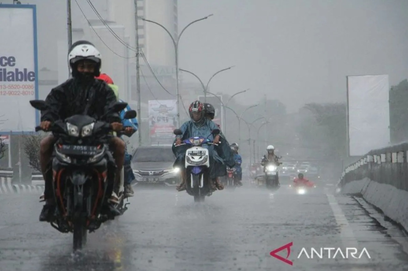 Arsip foto - Beberapa pengendara menerobos hujan di Makassar, Sulawesi Selatan pada Selasa (24/10/2023). (ANTARA FOTO/Arnas Padda/aww/pri)