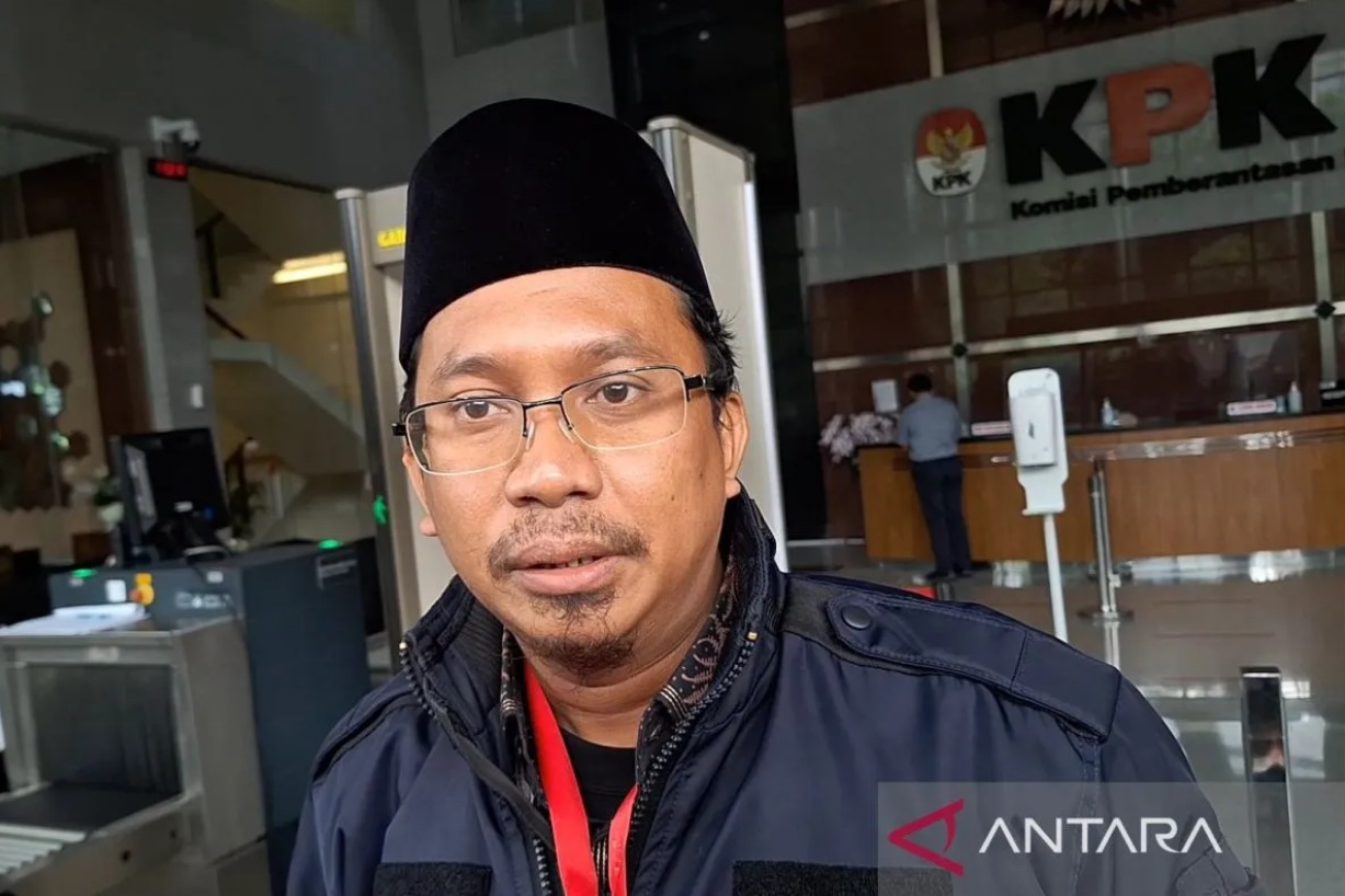 Arsip - Bupati Sidoarjo, Ahmad Muhdlor Ali sebagai tersangka yang ditetapkan oleh Komisi Pemberantasan Korupsi (KPK) memberikan keterangan kepada wartawan di Gedung Merah Putih KPK, Jakarta Selatan pada Jumat (16/2/2024). (ANTARA/Fianda Sjofjan Rassat)