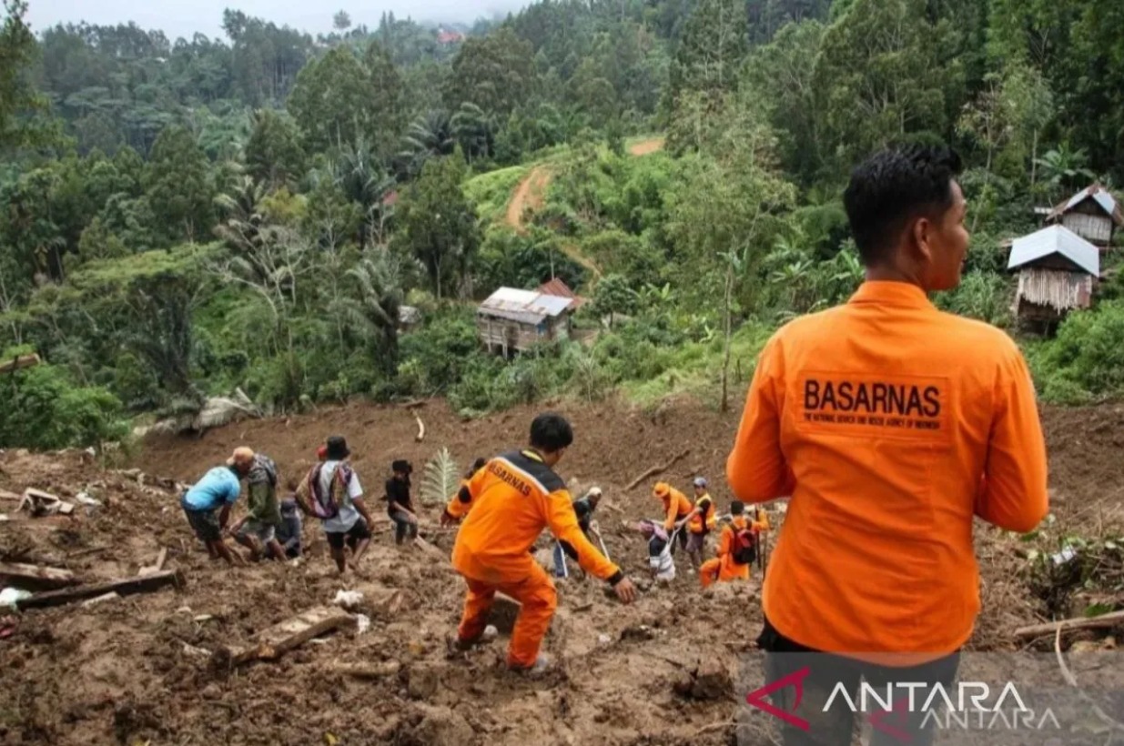 Tim SAR gabungan melakukan operasi pencarian dan pertolongan terhadap korban tanah longsor di Makale, Tana Toraja, Sulawesi Selatan pada Senin (15/4/2024). (ANTARA FOTO/Anas Padda/aww)