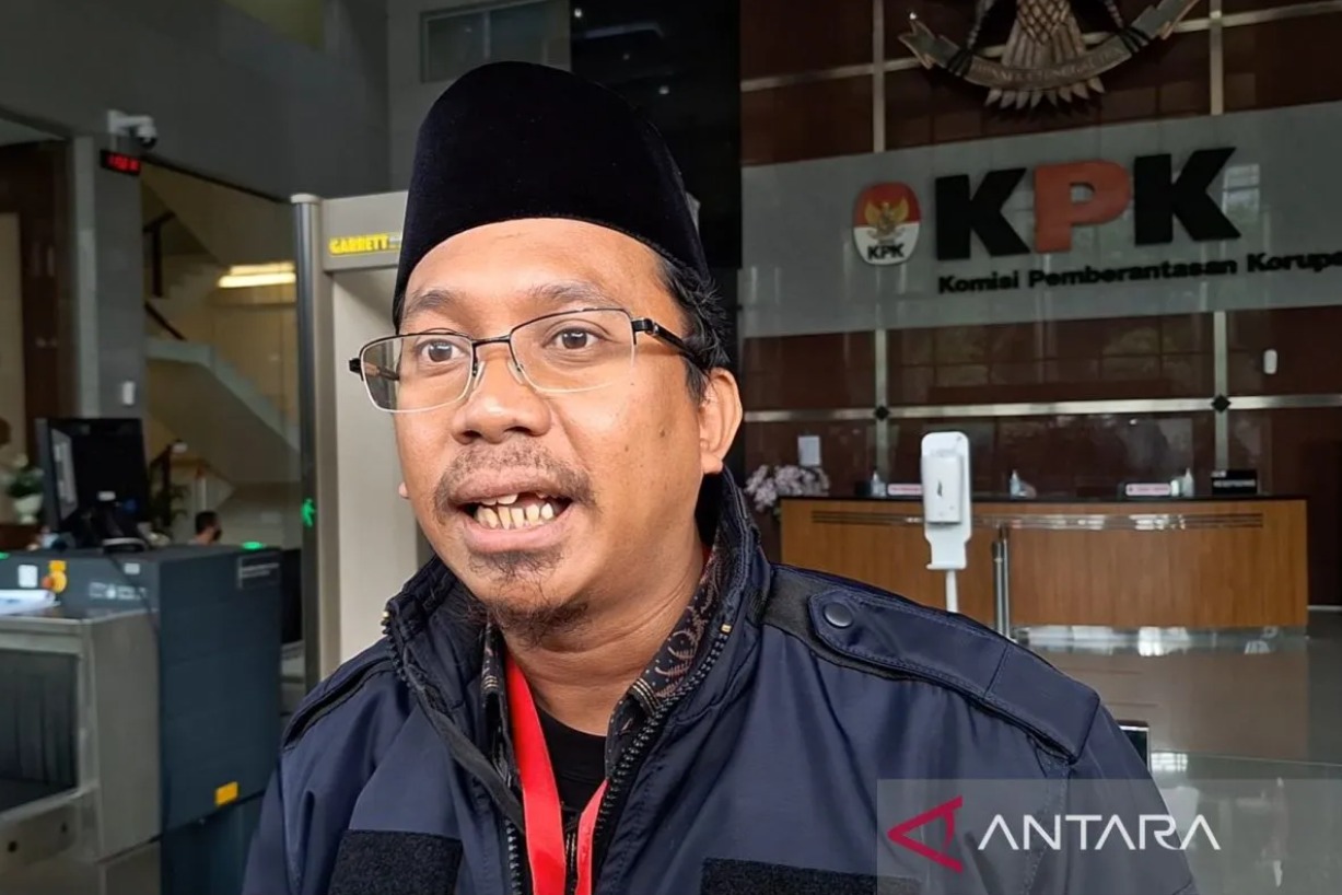 Arsip - Bupati Sidoarjo, Ahmad Muhdlor Ali menyampaikan keterangan kepada media di Gedung Merah Putih KPK, Jakarta Selatan pada Selasa (16/2/2024). (ANTARA/Fianda Sjofjan Rassat)