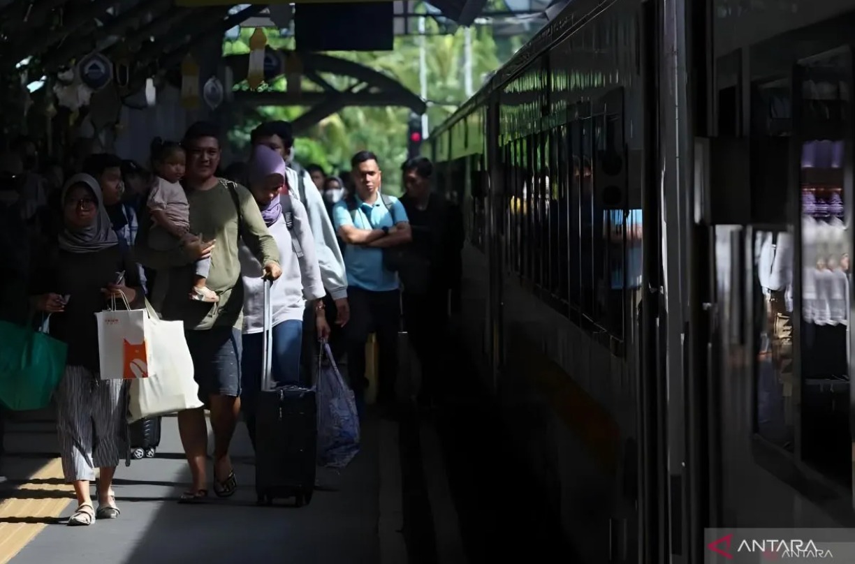 Foto Arsip - Sejumlah penumpang berjalan memasuki kereta api di Stasiun Surabaya Gubeng, Surabaya, Jawa Timur pada Senin (15/4/2024). (ANTARA FOTO/Didik Suhartono/YU)