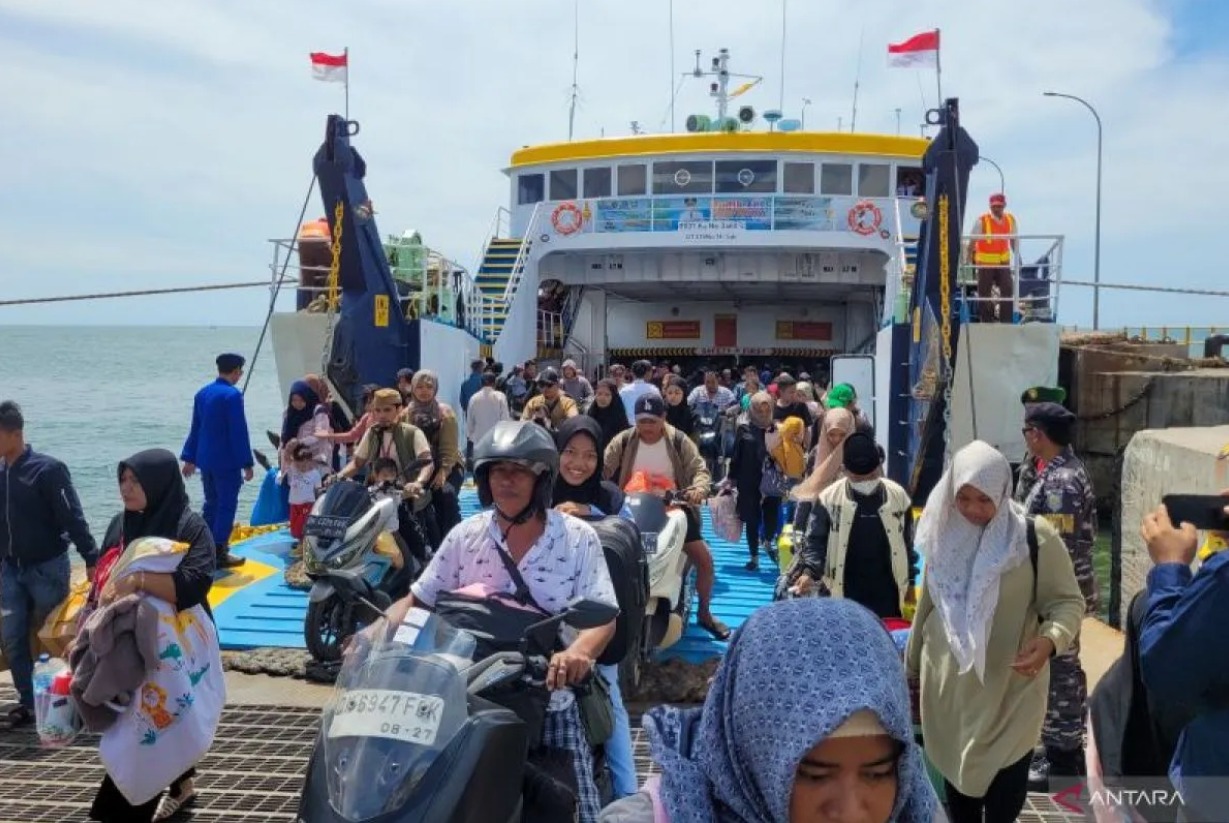Kapal Feri Gratis Angkut 350 Penumpang ke Pelabuhan Jangkar