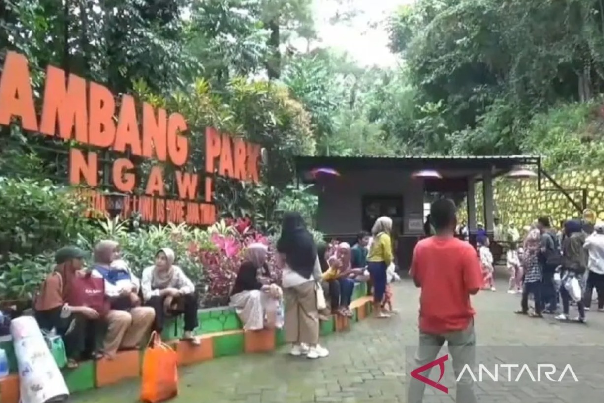 Sejumlah wisatawan mengunjungi dan menikmati Srambang Park di lereng Gunung Lawu, Kecamatan Jogorogo, Ngawi, Jawa Timur saat libur Lebaran 2024. (ANTARA/Louis Rika)