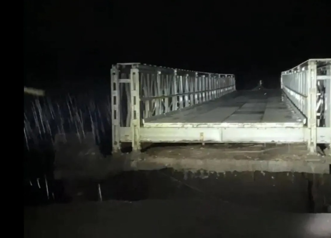 Jembatan Kloposawit yang menghubungkan antardesa di Desa Kloposawit, Kecamatan Candipuro, Kabupaten Lumajang terputus akibat derasnya aliran banjir lahar dingin Gunung Semeru pada Kamis (18/4/2024) malam. (ANTARA/HO-Pemdes Kloposawit)