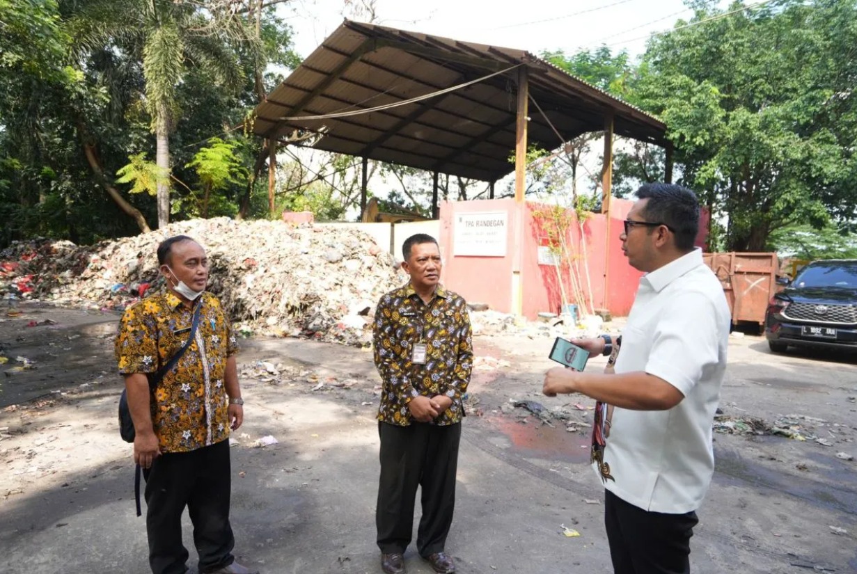 Pj Wali Kota Mojokerto, Ali Kuncoro (kanan) melakukan tinjauan lokasi di TPS kota setempat. (ANTARA/HO-Pemkot Mojokerto)