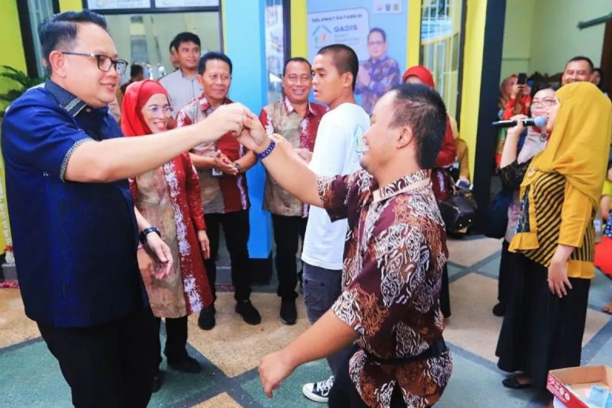 Pj Gubernur Jawa Timur, Adhy Karyono (kiri) saat meresmikan “Gadisku” di Surabaya pada Senin (22/4/2024). (ANTARA/HO-Biro Adpim Jatim)