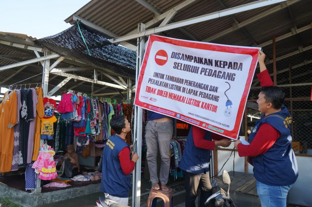Pengumuman dipasangkan oleh petugas yang berisi informasi kepada pedagang untuk pindah ke tempat penampungan pedagang sementara (TPPS) yang lokasinya berada di sebelah timur Pasar Ngadiluwih, Kabupaten Kediri, Jawa Timur. (ANTARA/ HO-Pemkab Kediri)