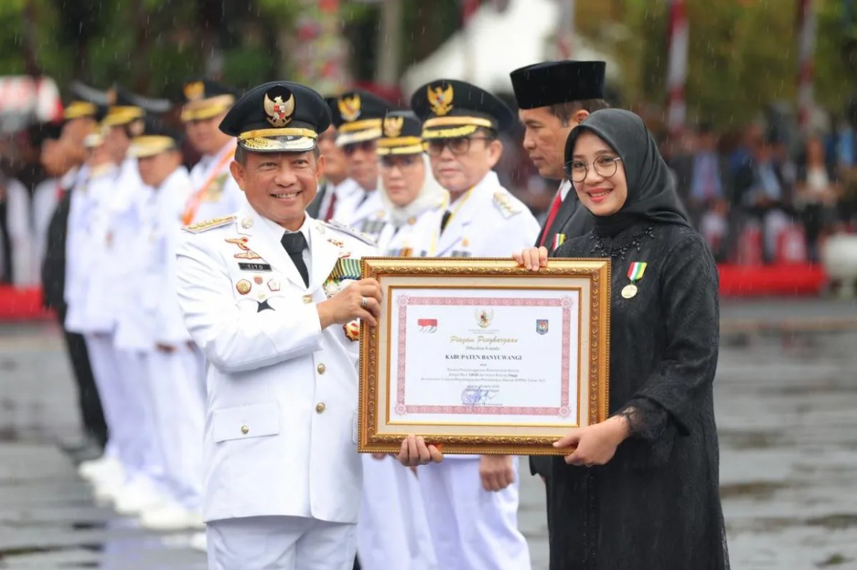 Menteri Dalam Negeri Tito Karnavian menyerahkan penghargaan kepada Bupati Banyuwangi, Ipuk Fiestiandani, setelah pelaksanaan upacara peringatan Hari Otoda 2024 di Kota Surabaya, Jawa Timur pada Kamis (25/4/2024). (ANTARA/HO-Humas Pemkab Banyuwangi)