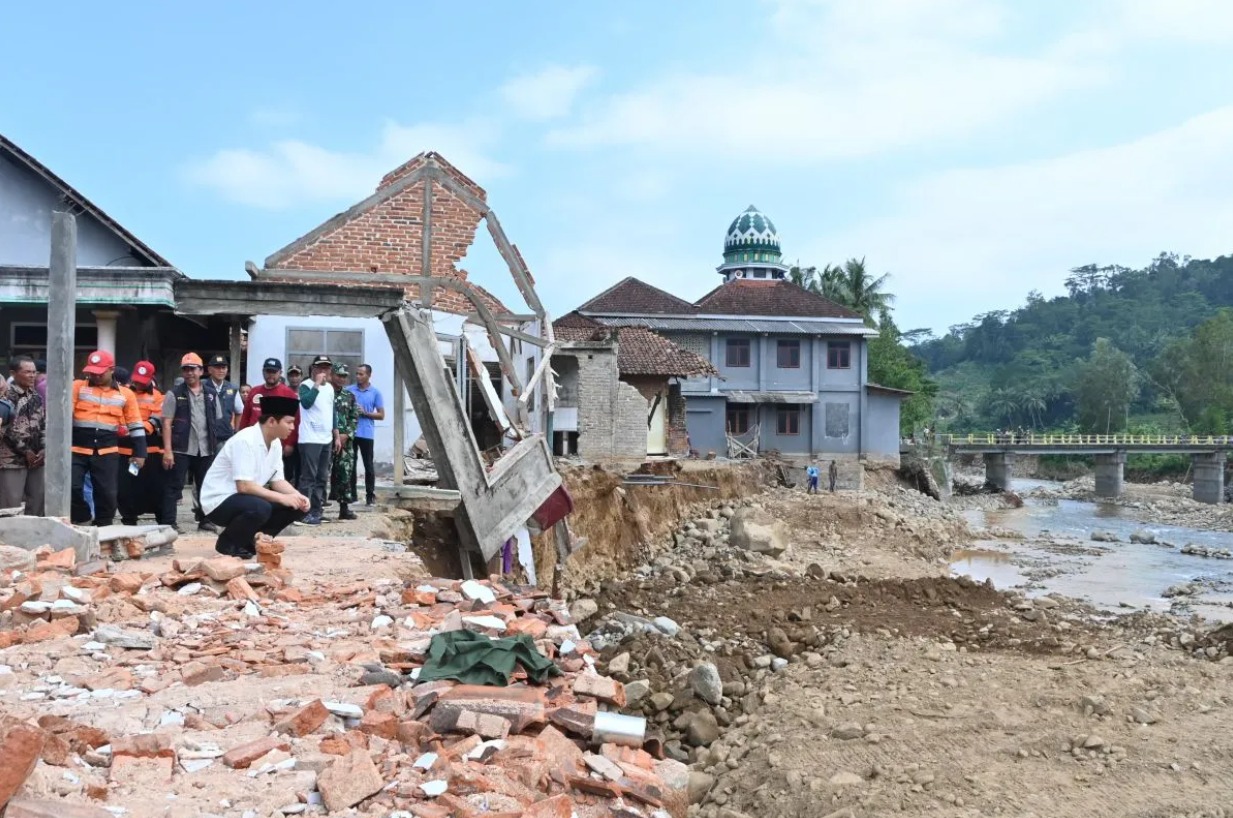 Bupati Trenggalek, M Nur Arifin, mengunjungi lokasi dan melakukan peninjauan terhadap proses pemulihan dampak bencana di Munjungan, Trenggalek. (ANTARA/HO-Prokopim Trenggalek)