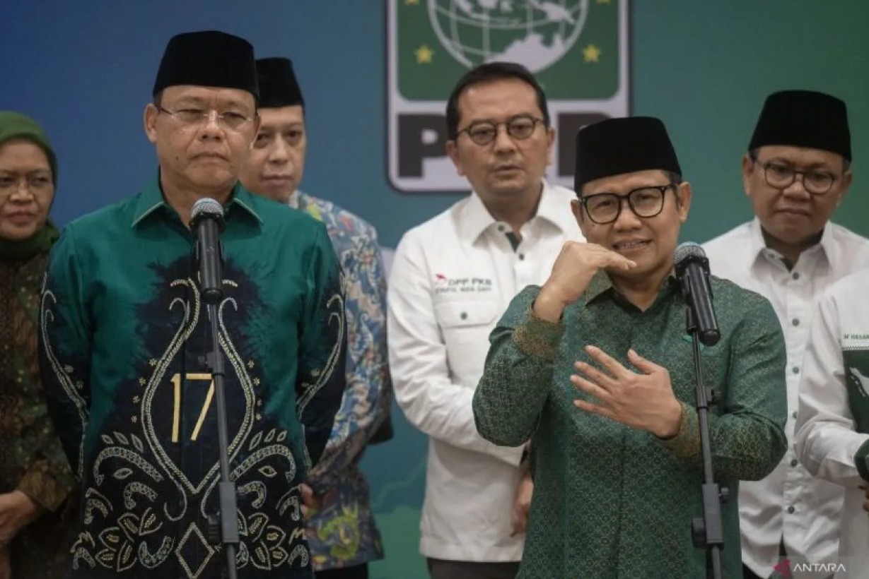 Ketua Umum Partai Kebangkitan Bangsa (PKB) Muhaimin Iskandar (kanan) dan Plt Ketua Umum Partai Persatuan Pembangunan (PPP) Muhamad Mardiono (kiri) didampingi jajaran petinggi kedua partai di DPP PKB, Jakarta pada Senin, 29 April 2024. (ANTARA FOTO/Erlangg
