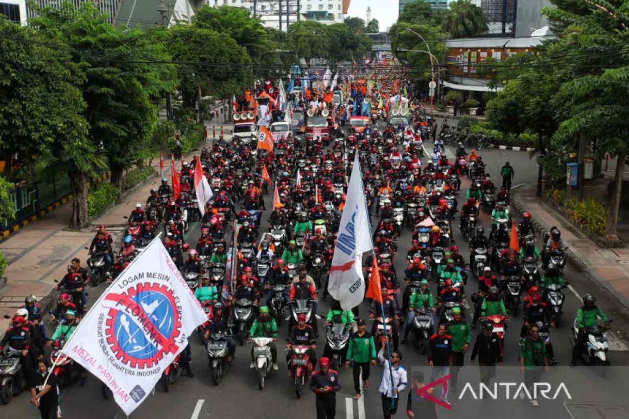 Arsip - Ribuan buruh melakukan konvoi di Jalan Basuki Rahmat, Surabaya, Jawa Timur pada Senin, 1 Mei 2023. (ANTARA FOTO/Didik Suhartono/pras)
