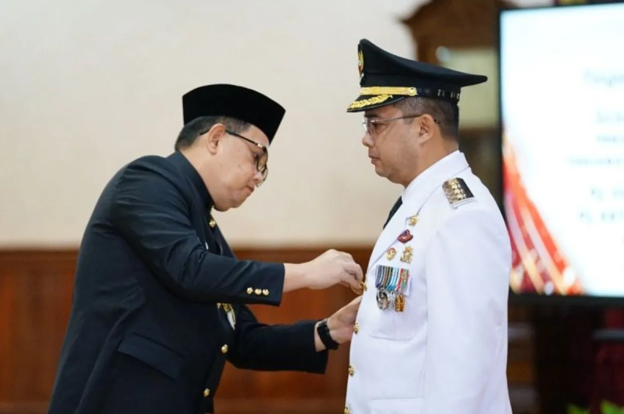 Pj Gubernur Jawa Timur, Adhy Karyono (kiri) resmi melantik Eddy Supriyanto sebagai Pj Wali Kota Madiun di Gedung Negara Grahadi Surabaya pada Senin (29/4/2024). (ANTARA/HO-Biro Adpim Jatim)