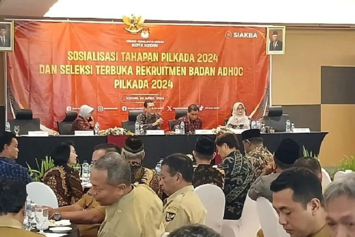 Acara sosialisasi KPU Kota Kediri mengenai tahapan Pilkada 2024 di Kediri, Jawa Timur pada Selasa (30/4/2024). (ANTARA/ Asmaul)