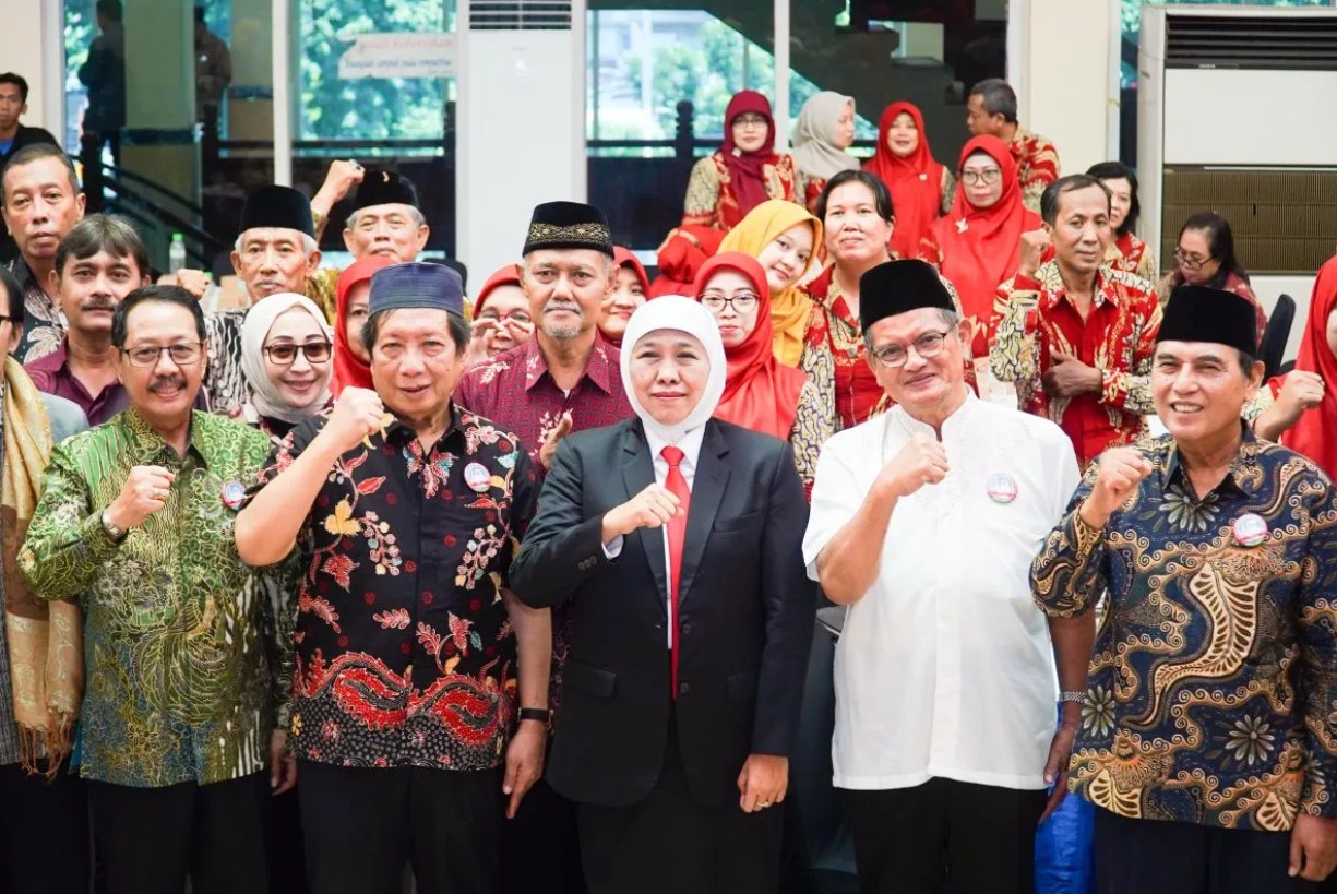 Gubernur Jawa Timur 2019-2024 Khofifah Indar Parawansa bersama dengan relawan Jaringan DHD 45 saat meresmikan Posko Relawan Juang KIP Jatim-1 di Gedung Juang 45, Surabaya pada Selasa (30/4/2024). (ANTARA/HO-Jaringan DHD 45)