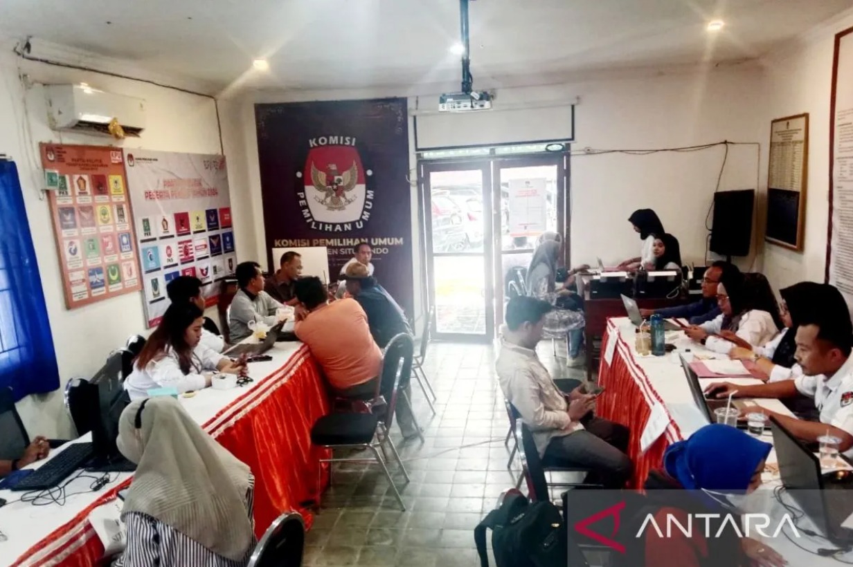 Operator KPU Kabupaten Situbondo, Jawa Timur melakukan pemeriksaan kelengkapan administrasi pendaftar calon anggota PPK. (ANTARA/Novi Husdinariyanto)