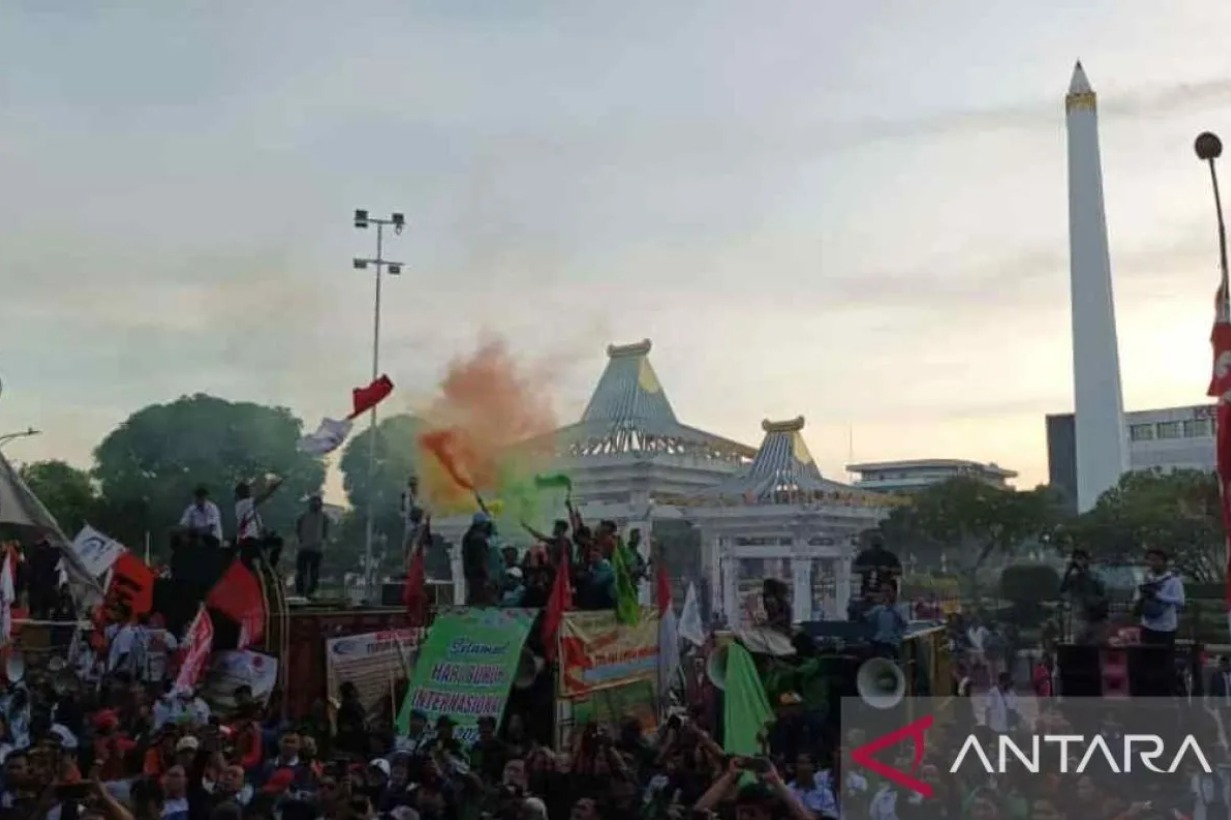 Para pekerja dari berbagai daerah berkumpul dan merayakan Hari Buruh Internasional atau May Day di depan Kantor Gubernur Jawa Timur, Surabaya pada Rabu (1/5/2024). (ANTARA/Hanif Nashrullah)