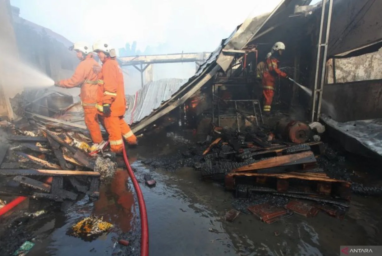  Petugas Dinas Pemadam Kebakaran dan Penyelamatan (DPKP) Kota Surabaya memadamkan api yang membakar gudang di Jalan Simo Katrungan, Surabaya pada Kamis (2/5/2024). (ANTARA FOTO/Didik Suhartono)