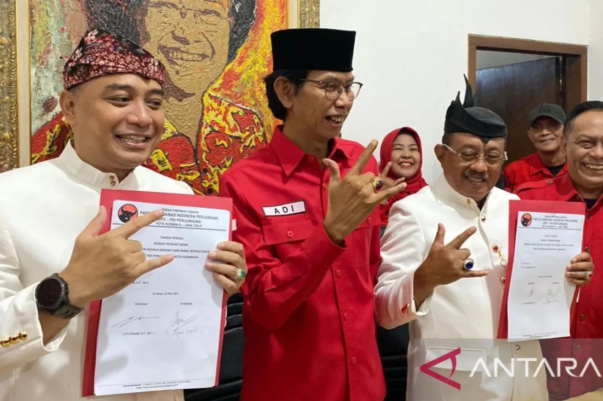 Wali Kota Eri Cahyadi dan Wakil Wali Kota Surabaya Armuji mengembalikan formulir pendaftaran sebagai pasangan bakal calon wali kota dan wakil wali kota untuk Pilkada 2024 di Kantor PDI Perjuangan pada Kamis (2/5/2024). (ANTARA/Ananto Pradana)