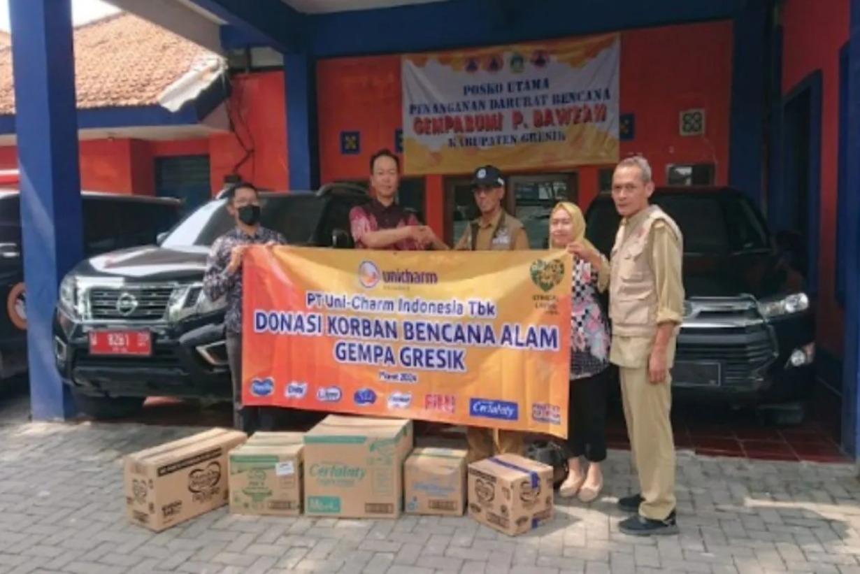 Bantuan donasi yang dikirimkan oleh PT Unicharm Indonesia Tbk untuk para korban bencana alam di sejumlah wilayah Jawa Timur. (ANTARA/HO-Tim Unicharm Indonesia)