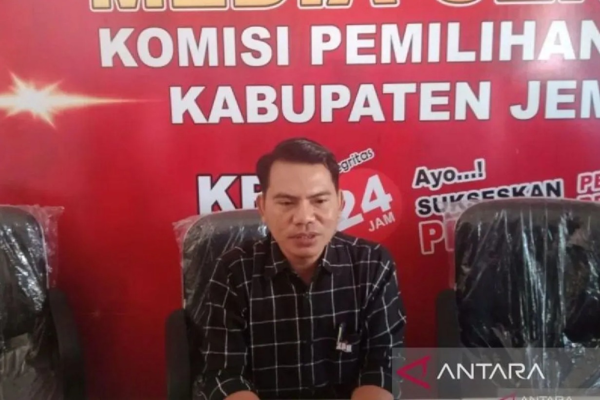 Anggota KPU Jember Divisi Teknis dan Penyelenggaraan Pemilu, Achmad Susanto. (ANTARA/Zumrotun Solichah)
