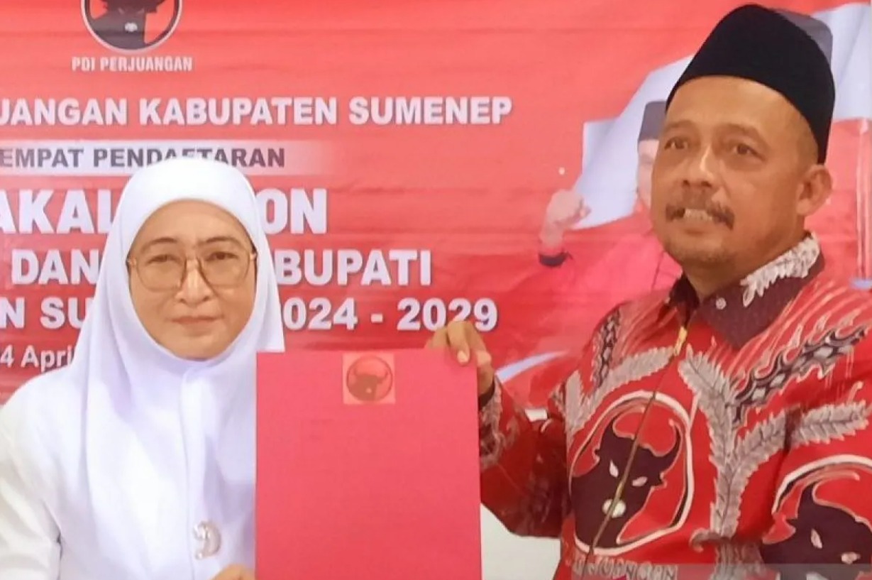 Wabup Sumenep, Dewi Khalifah, mengembalikan berkas formulir pendaftaran sebagai bakal cawabup kepada Ketua Desk Pilkada 2024 PDI Perjuangan Sumenep, Zainal Arifin, di kantor PDI Perjuangan setempat pada Senin, 6 Mei 2024. (ANTARA/Slamet Hidayat)