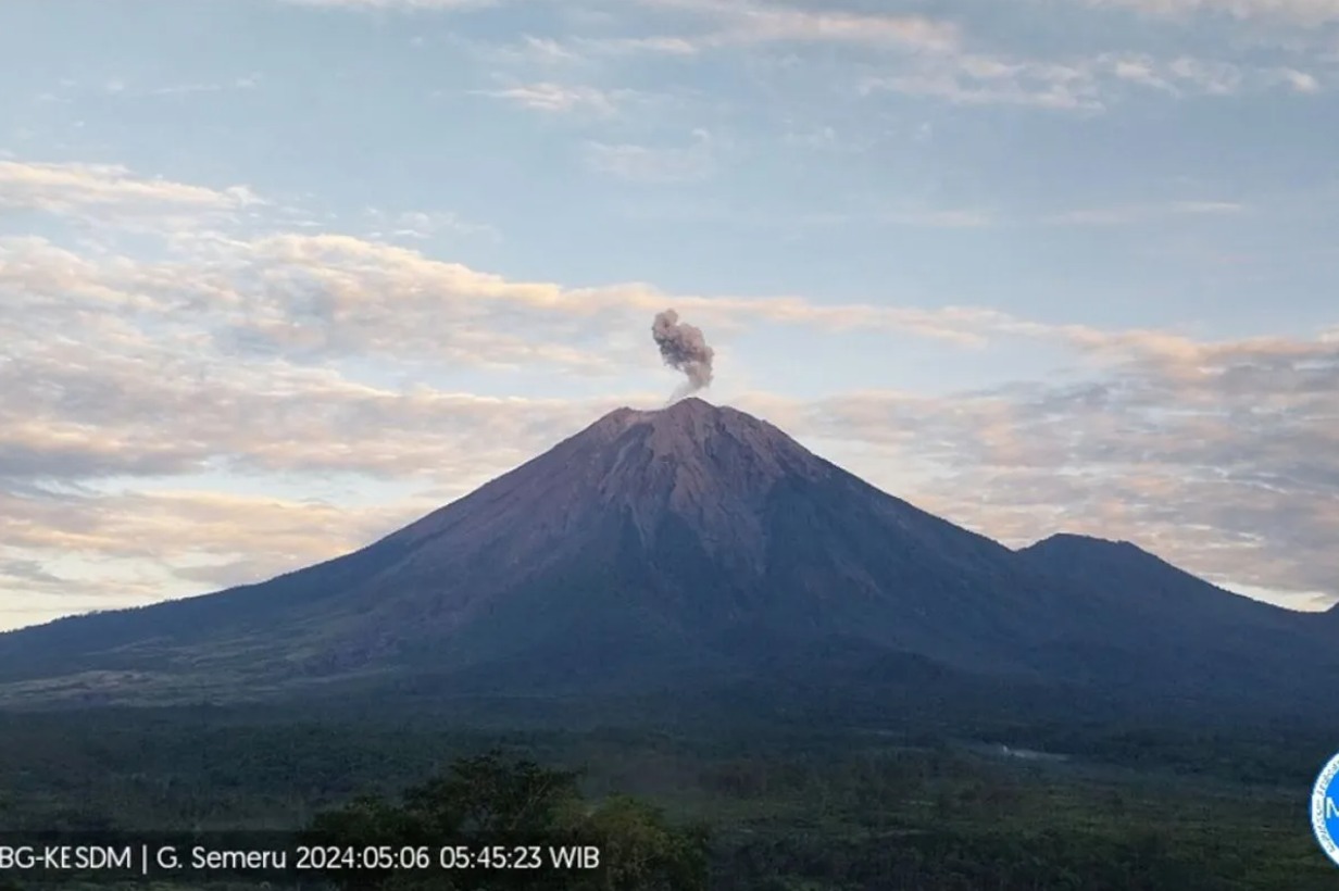Gunung Semeru erupsi kembali pada pukul 05.43 WIB, Senin, 6 Mei 2024. (ANTARA/HO-PVMBG)
