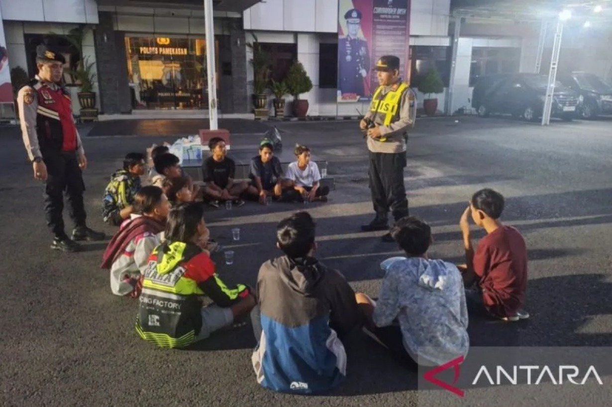 Petugas Polres Pamekasan memberikan arahan kepada sejumlah remaja yang terkena razia balapan liar di jalanan umum di Pamekasan, Jawa Timur, pada Senin, 6 Mei 2024. Foto: ANTARA/HO-Polres Pamekasan