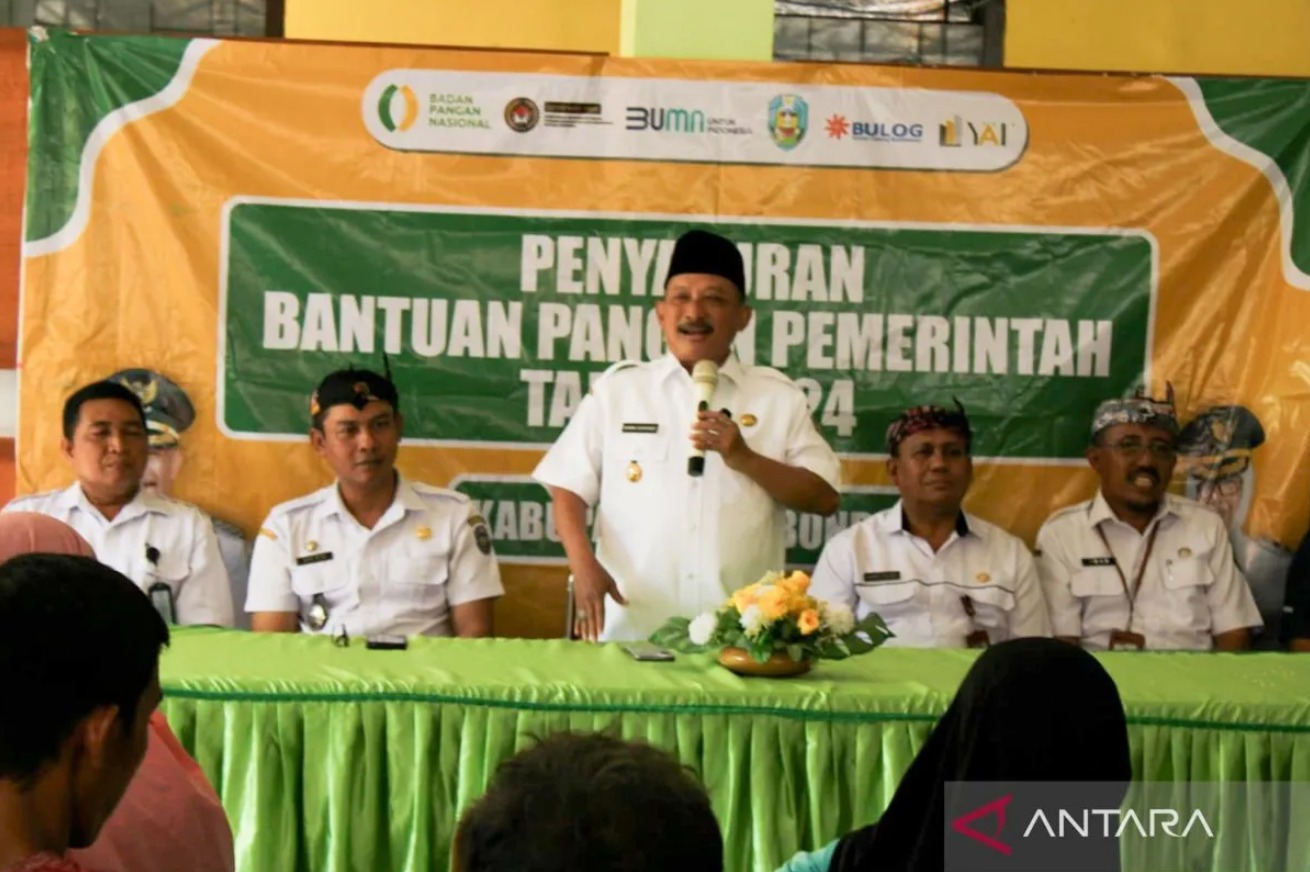 Bupati Situbondo, Karna Suswandi, memberikan sambutan sebelum menyerahkan bantuan pangan beras secara simbolis di Kelurahan Patokan, Kecamatan Situbdono pada Rabu, 8 Mei 2024. Foto: ANTARA-Novi Husdinariyanto