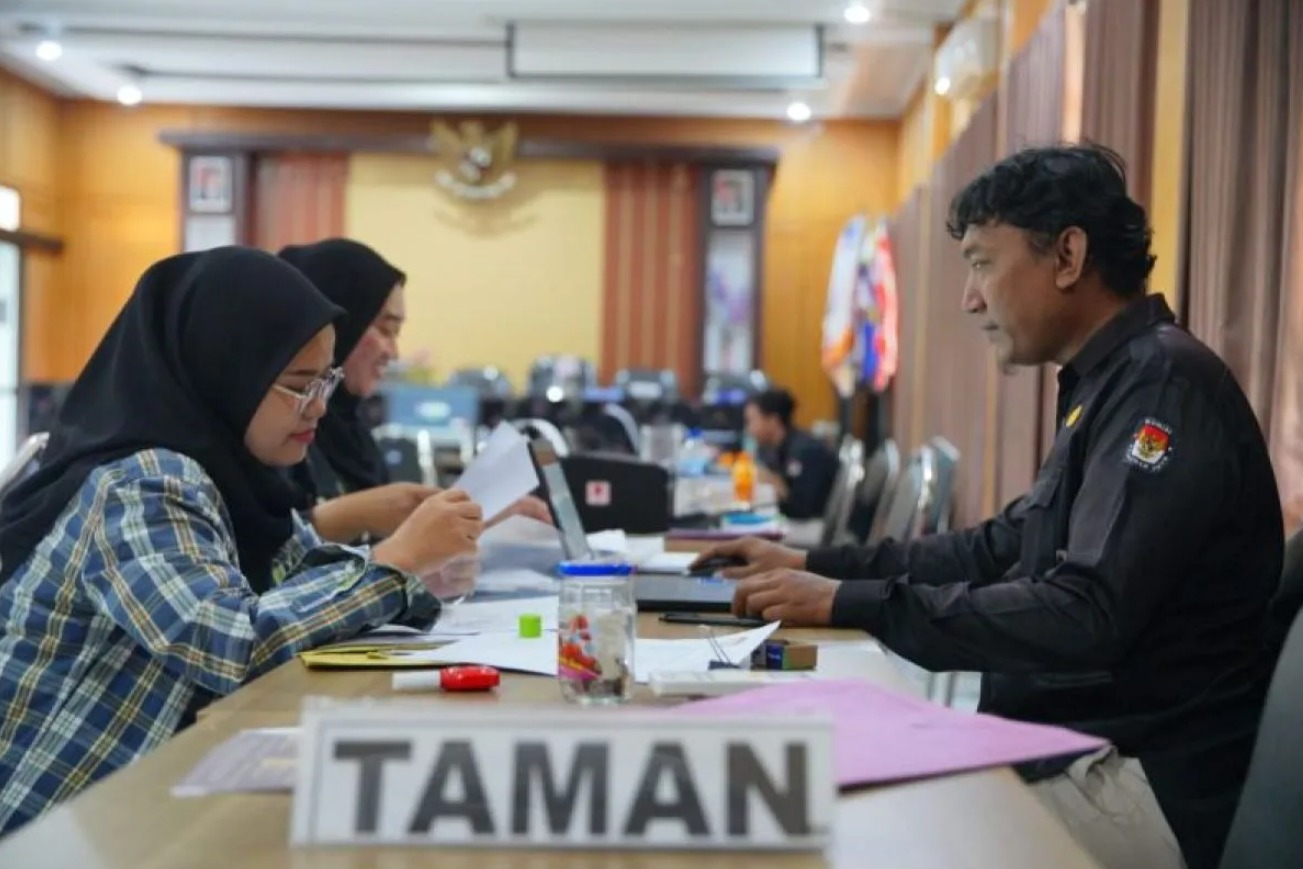 Petugas KPU Kota Madiun menerima berkas pendaftar calon PPS untuk Pilkada 2024 di Kantor KPU, Madiun, Jawa Timur. Foto: ANTARA-HO-Diskominfo Kota Madiun