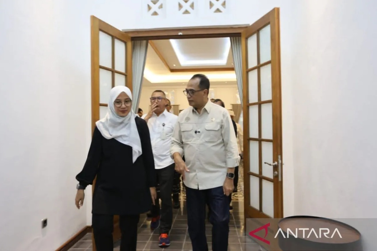 Bupati Banyuwangi Ipuk Fiestiandani menyambut kunjungan kerja Menteri Perhubungan Budi Karya Sumadi di Pendopo Kabupaten Banyuwangi, Jawa Timur pada Kamis, 9 Mei 2024. Foto: ANTARA-HO-Humas Pemkab Banyuwangi