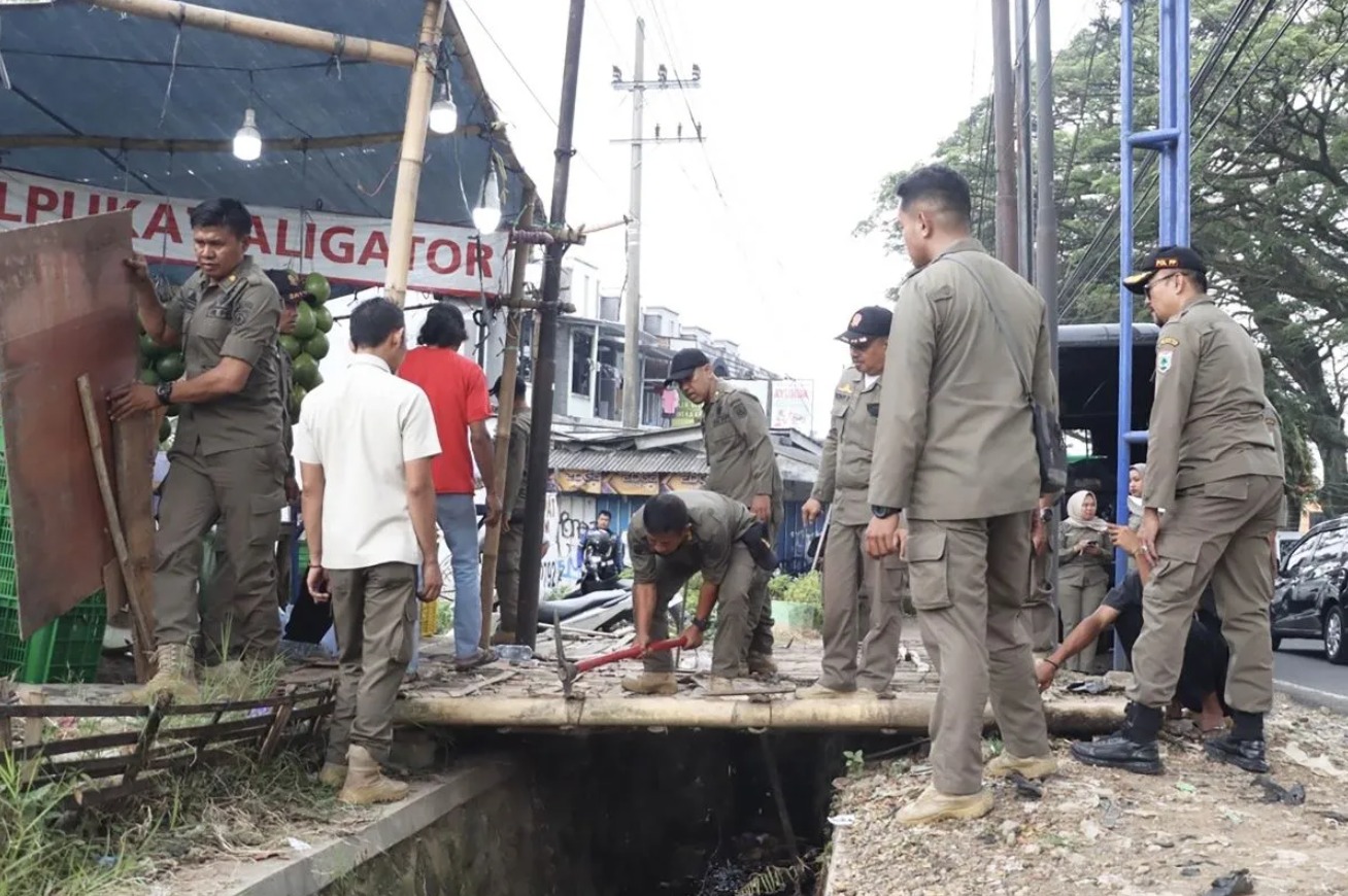 Petugas gabungan melakukan penertiban terhadap pedagang kaki lima (PKL) dan parkir liar di wilayah Kota Batu, Jawa Timur pada Kamis, 9 Mei 2024. Foto: ANTARA-HO-Prokopim Setda Kota Batu.