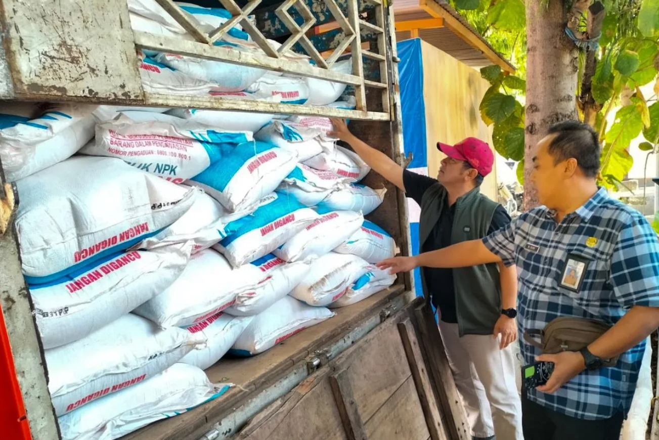 Pupuk subsidi seberat 8,9 ton yang diangkut truk berhasil diamankan di halaman belakang belakang Polres Situbondo, Jawa Timur. Foto: ANTARA-HO-Humas POlres Situbondo 