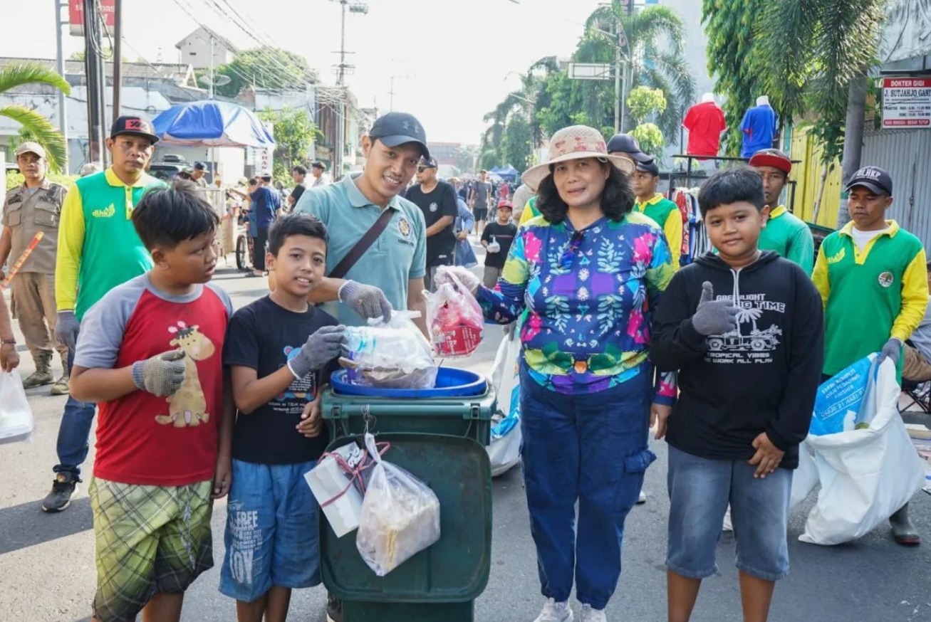 Pj Wali kota Kediri Zanariah (kaus biru) melakukan sosialisasi kepada masyarakat terkait pembatasan penggunaan sampah plastik sekali pakai di Kediri, Jawa Timur pada Minggu, 12 Mei 2024. Foto: ANTARA-HO-Pemkot Kediri