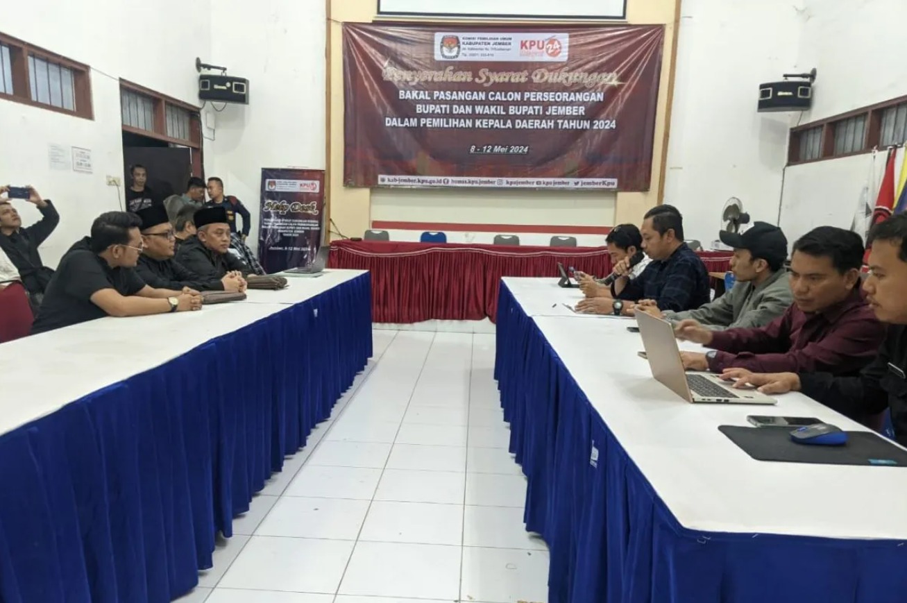 Ketua KPU Jember Muhammad Syai’in bersama anggotanya (kanan) menerima kedatangan pasangan calon perseorangan (kiri) di Kantor KPU Jember pada Minggu, 12 Mei 2023. Foto: ANTARA/HO-KPU Jember