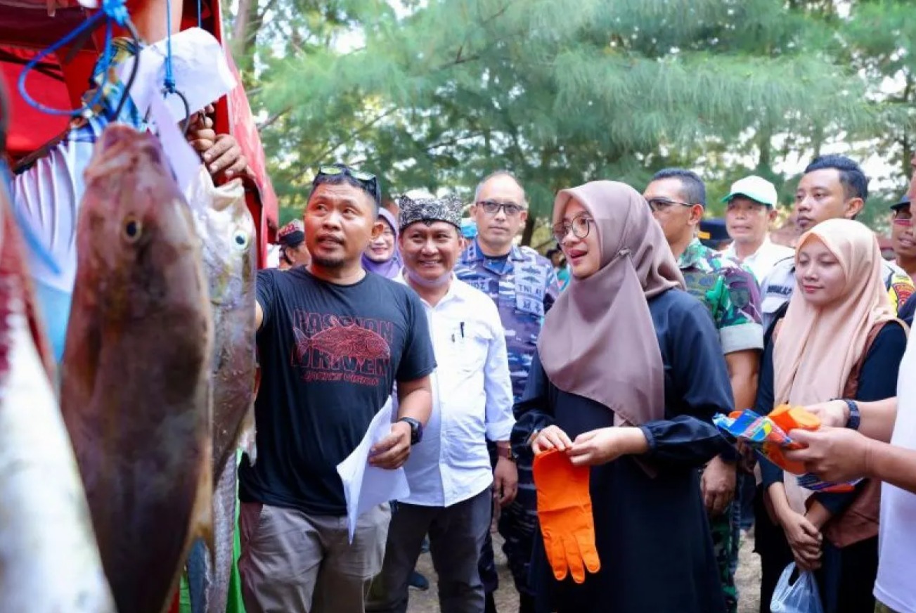 Bupati Banyuwangi Ipuk Fiestiandani hadir di lokasi kompetisi memancing. Foto: ANTARA-HO-Humas Pemkab Banyuwangi