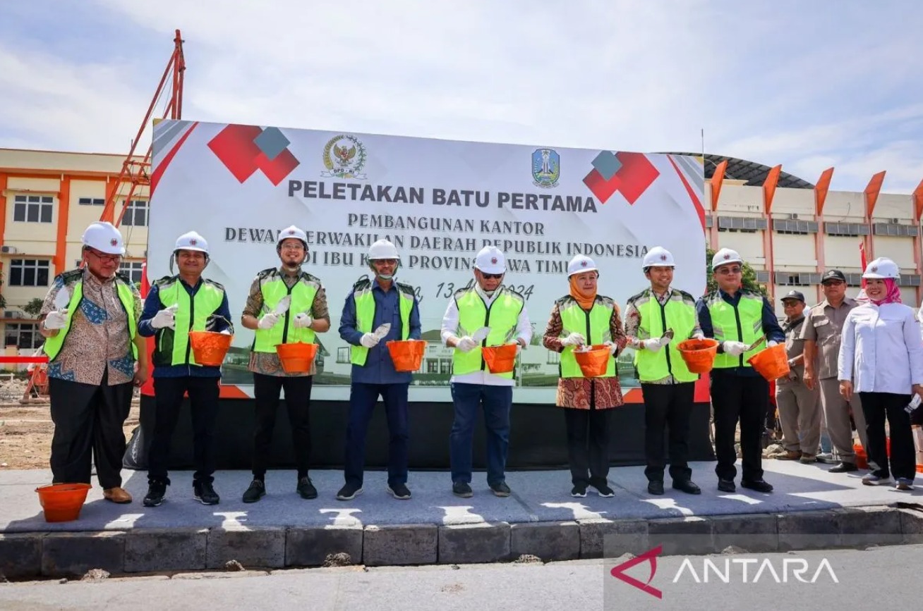 Ketua DPD RI AA LaNyalla Mahmud Mattalitti (keempat dari kanan) bersama dengan sejumlah pejabat saat seremoni peletakan batu pertama pembangunan Kantor Perwakilan DPD RI Jatim di Surabaya pada Senin, 13 Mei 2024. Foto: ANTARA-HO-DPD RI