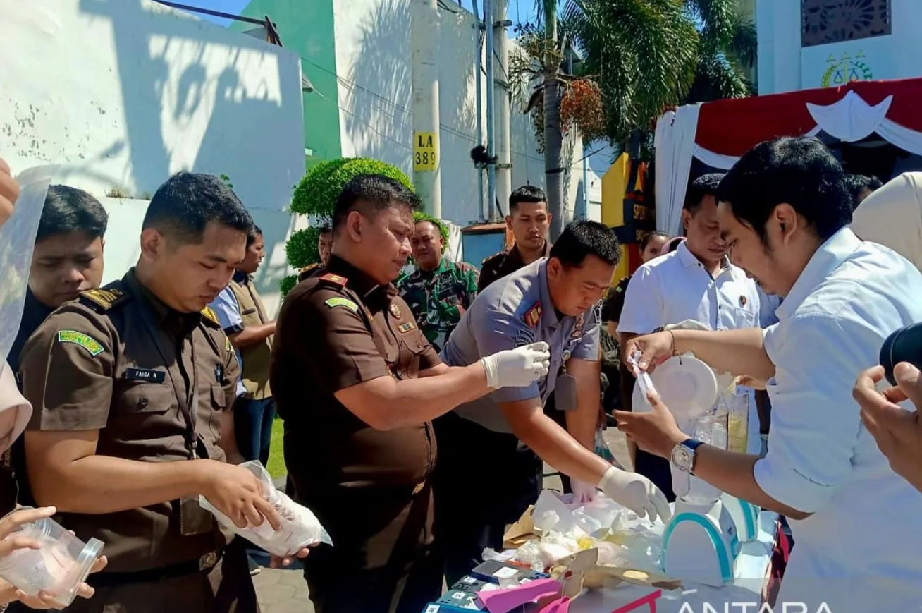 Pemusnahan barang bukti tindak pidana narkotika di Kejaksaan Negeri Situbondo, Jawa Timur pada Rabu, 15 Mei 2024. Foto: ANTARA-Novi Husdinariyanto