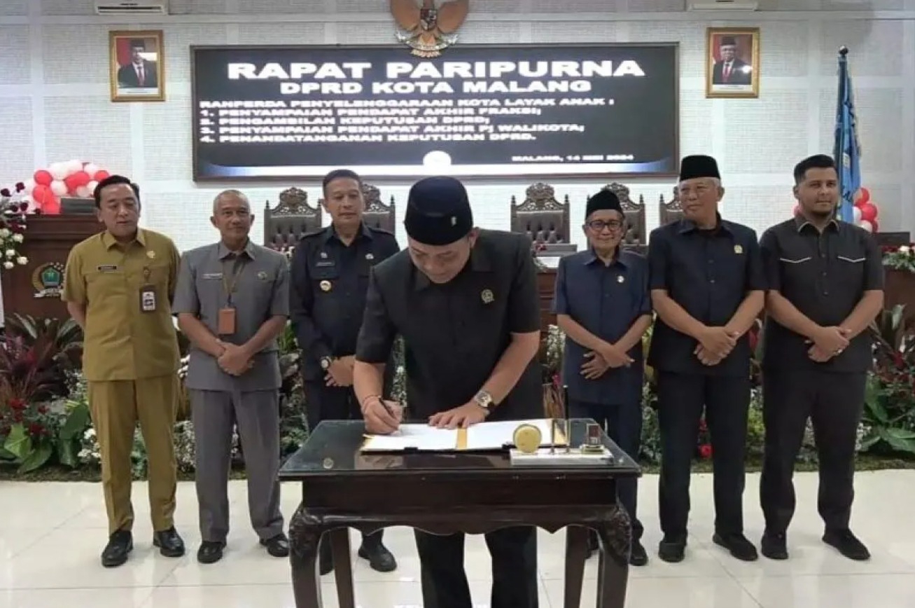 Penandatanganan persetujuan DPRD Kota Malang dalam menyetujui ajuan rancangan peraturan daerah (Ranperda) Kota Layak Anak (KLA) menjadi peraturan daerah. Foto: ANTARA-HO-DPRD Malang