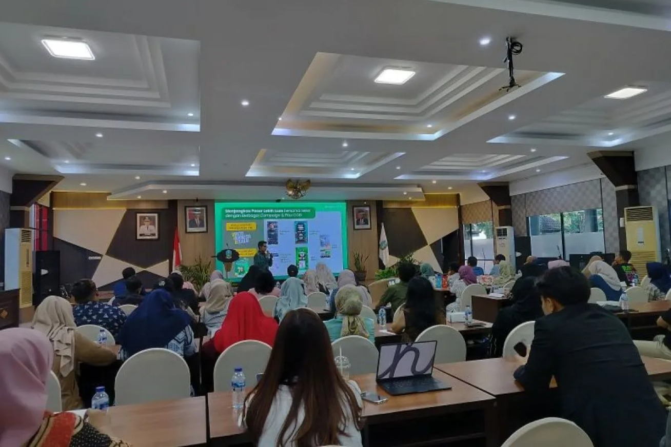 Kegiatan Upgrade Skill Bersama Tokopedia dan TikTok di Kantor Dinas Koperasi UKM Provinsi Jawa Timur pada Rabu, 15 Mei 2024. Foto: ANTARA-Indra Setiawan