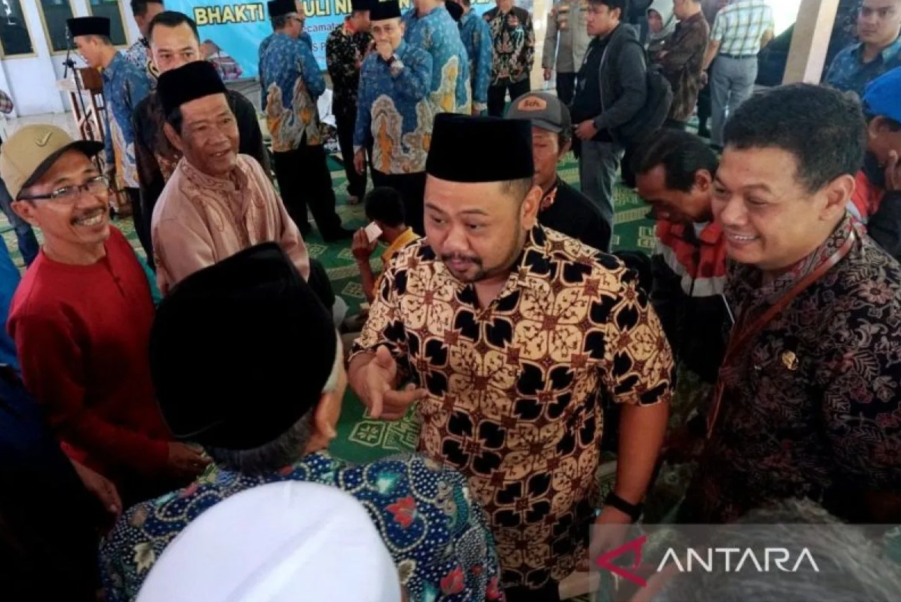 Bupati Gresik Fandi Ahmad Yani (tengah) bersama Plt Kepala Dinas Perikanan Gresik Johar Gunawan (kanan) menyapa para nelayan usai membagikan bantuan sosial di Kantor Kecamatan Bungah, Kabupaten Gresik pada Kamis, 16 Mei 2024. Foto: ANTARA-Naufal Ammar Ima