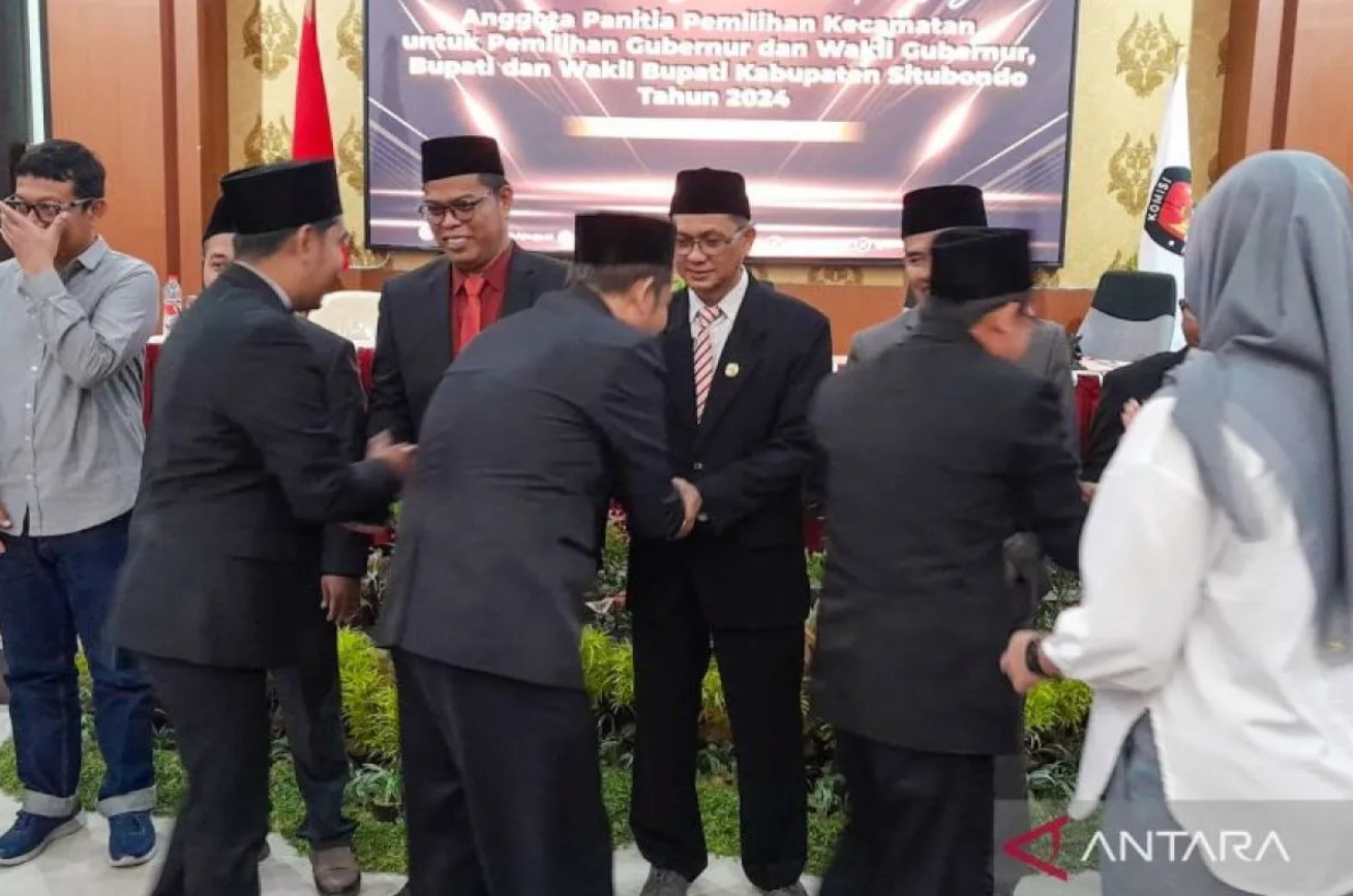 Para PPK terlantik berjabatan tangan dengan Komisioner KPU Situbondo, Jawa Timur pada Kamis, 16 Mei 2024. Foto: ANTARA-Novi Husdinariyanto