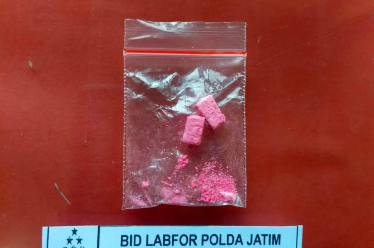 Barang bukti berupa pecahan kecil dua butir pil ekstasi yang diamankan oleh Polda Jatim dari penggerebekan salah satu tempat hiburan malam di Surabaya. Foto: ANTARA-HO-Polda Jatim