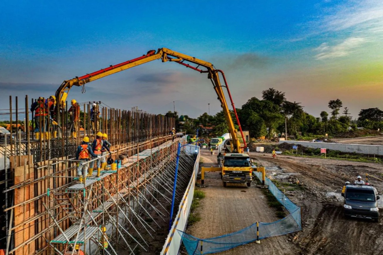 Pengerjaan konstruksi jalan tol Probolinggo-Banyuwangi ruas Probolinggo-Besuki. Foto: ANTARA-HO-PT Jasa Marga