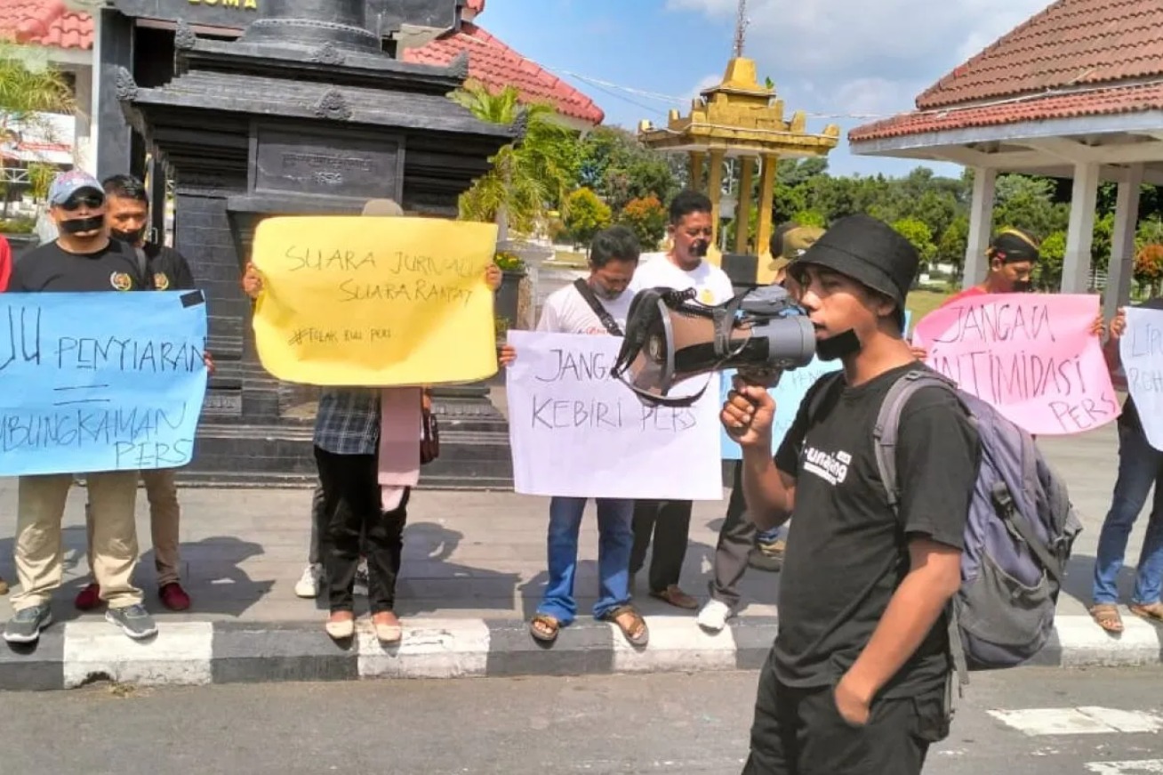 Wartawan Lumajang Adakan Aksi Tutup Mulut Tolak RUU Penyiaran